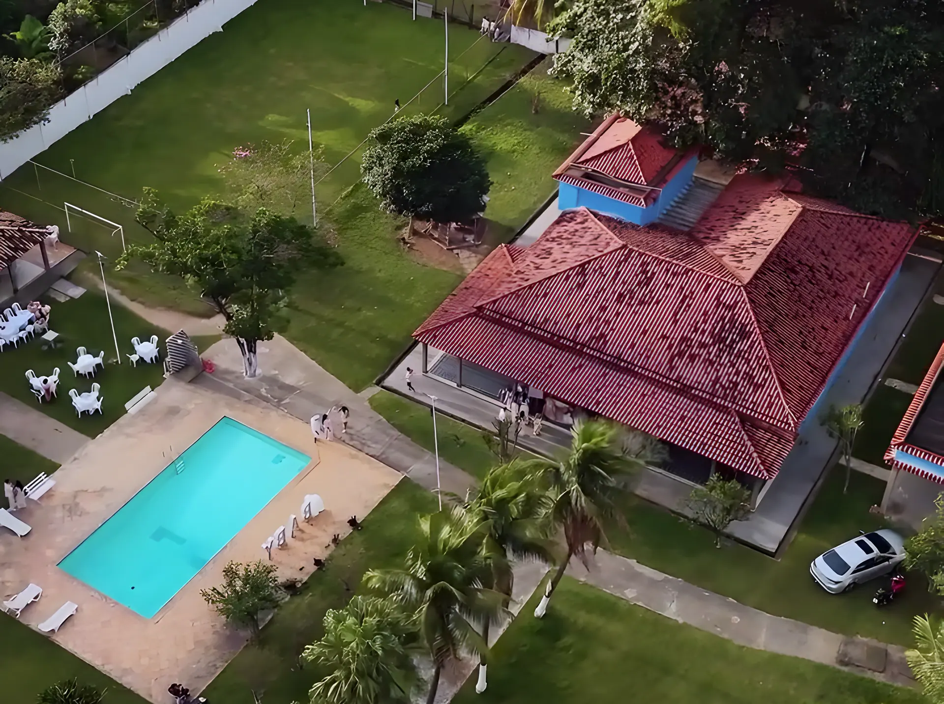 Vista aérea do Sítio Azul com a piscina, a casa e o gramado