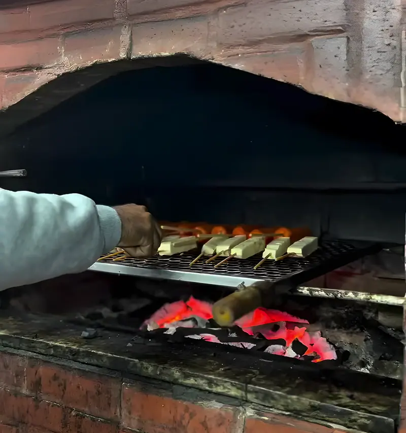 Espetinhos na churrasqueira de tijolos