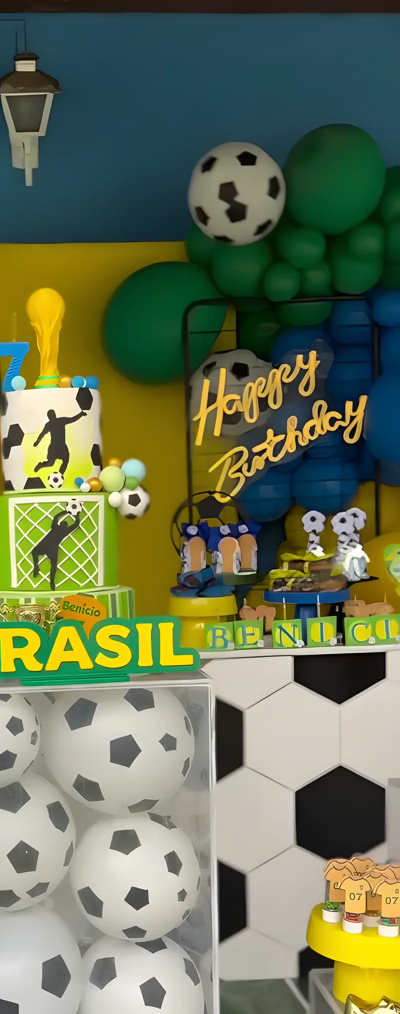 Mesa de bolo de festa infantil com tema Brasil e futebol