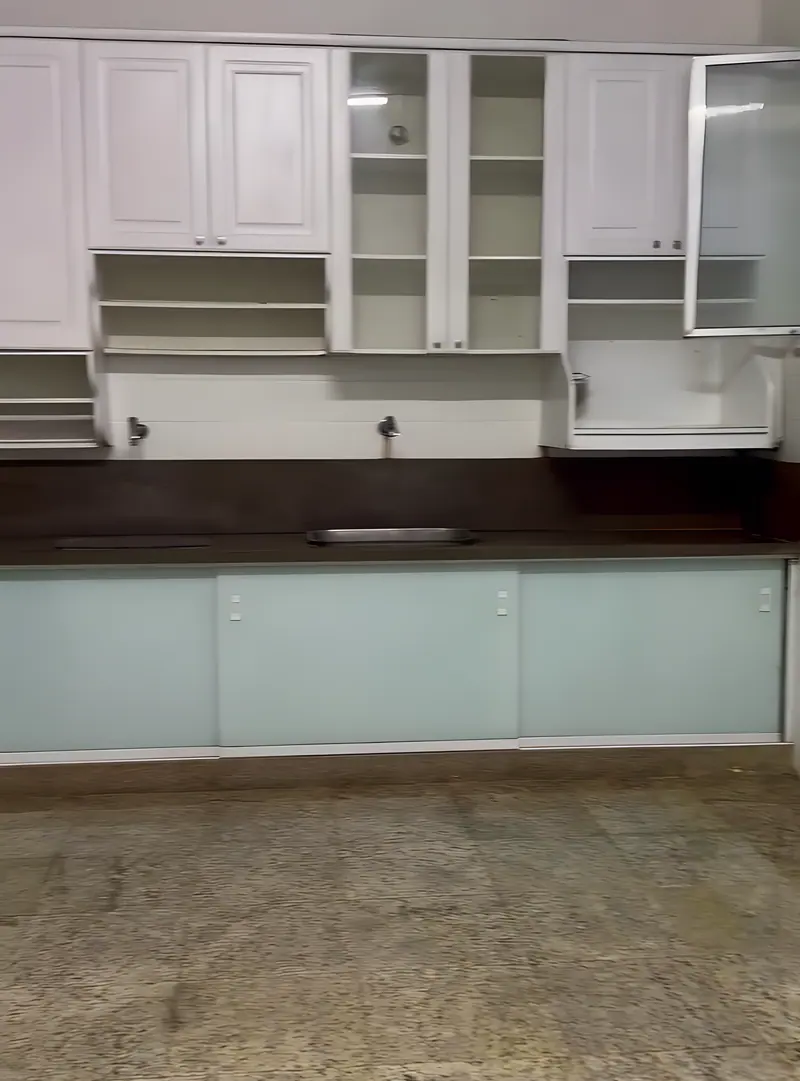 Cozinha da Casa Azul com armários brancos