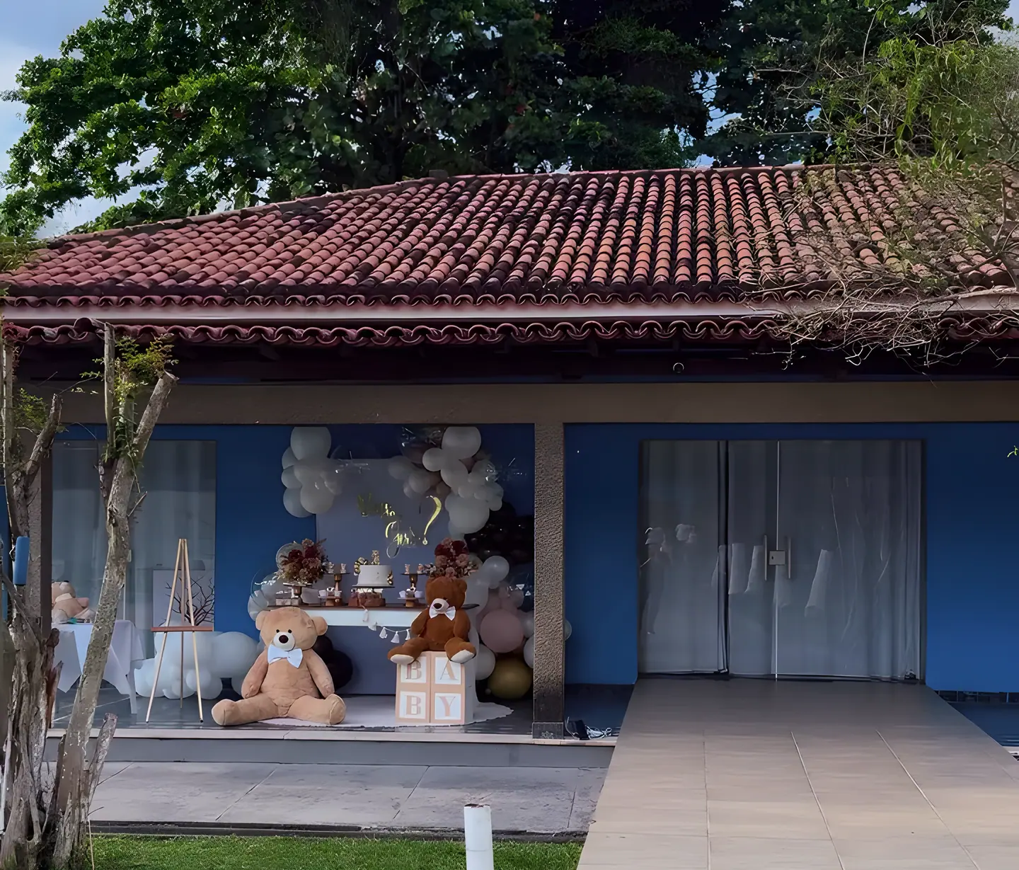 Fachada da Casa Azul: paredes azuis, telhado de telha e varanda