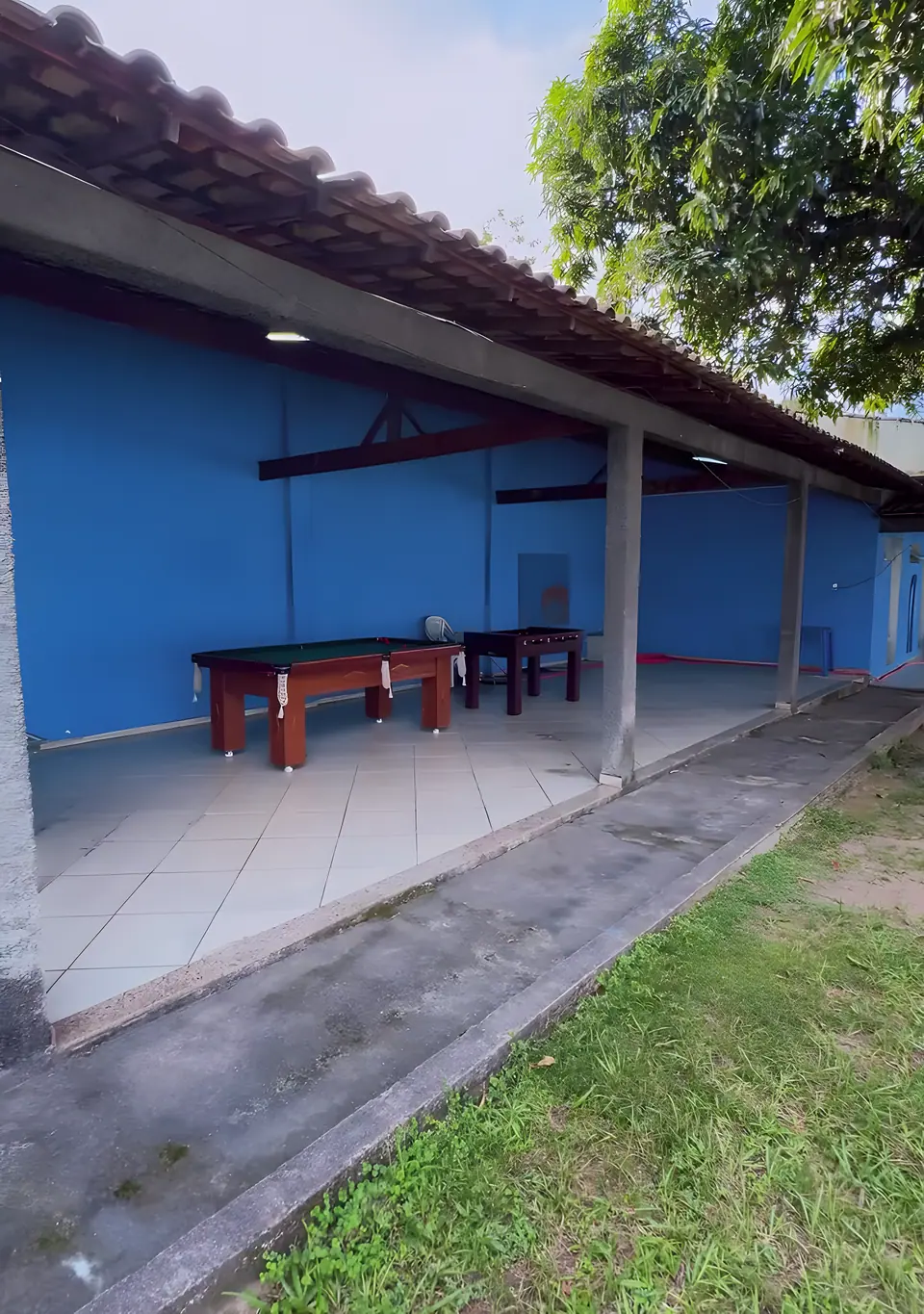 Varanda de paredes azuis com mesa de sinuca
